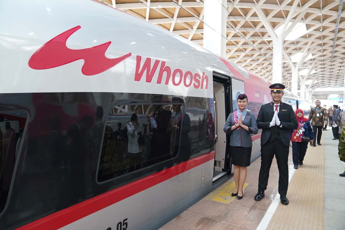 {locale === 'en' ? 'Fast Train' : 'Kereta Cepat'} Whoosh